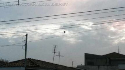 Balão aparentava estar carregado com explosivos