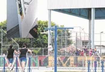 Complexo esportivo do Mãe Preta. No detalhe, porta arrombada na madrugada de sexta (9)