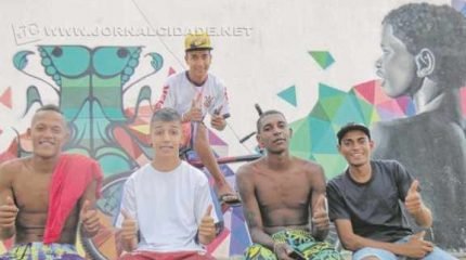 Jovens que utilizam com frequência o centro esportivo do bairro Mãe Preta aprovam cercamento, desde que espaço permaneça sempre aberto à comunidade