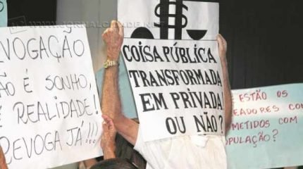 Os manifestantes que integram o movimento Revoga Já compareceram mais uma vez ao terceiro andar do Paço Municipal