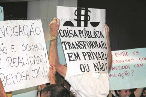 Os manifestantes que integram o movimento Revoga Já compareceram mais uma vez ao terceiro andar do Paço Municipal