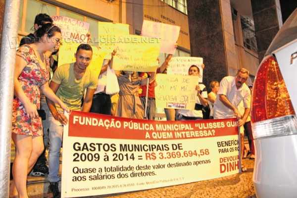 Manifestantes continuaram com os protestos em frente ao Paço Municipal até que todos os vereadores deixassem o recinto