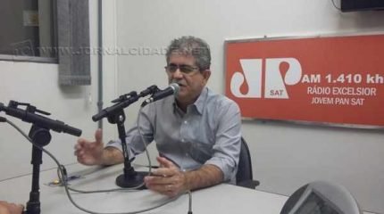 O prefeito Du Altimari durante entrevista ao Jornal da Manhã