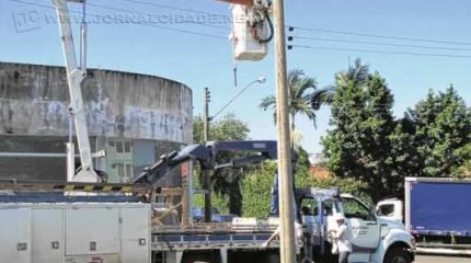 Funcionários da Elektro podem ser identificados por uniforme, crachá e veículo adesivado
