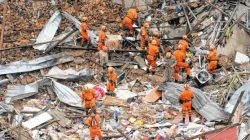 Bombeiros procuram vítimas em meio aos escombros da explosão (foto Agência Brasil)