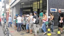 Uma imensa fila se formou na porta da agência da Caixa Econômica Federal na manhã dessa terça-feira (27), primeiro dia de atendimento após o fim da greve