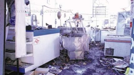 Incêndio danificou três boxes do Mercado Municipal. Reforma dos quiosques terá início em breve (foto arquivo)