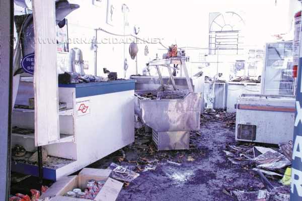 Incêndio danificou três boxes do Mercado Municipal. Reforma dos quiosques terá início em breve (foto arquivo)