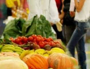 O ideal é consumir de dois a três litros de água por dia; substituir o sorvete por picolé de fruta também é recomendado