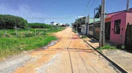 Trecho na Avenida 40 é o único do bairro que ainda não recebeu asfalto; prefeitura informou que está trabalhando para levantar recursos para a pavimentação