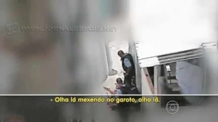 Moradores que fizeram o vídeo comentam na gravação: “Olha lá, mexendo no garoto, olha lá”. Vídeo repercutiu na imprensa nacional, mostrando policiais forjando a cena de um crime