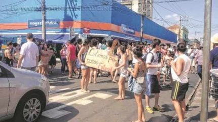 Grupo composto por professores e estudantes faz protesto na área central de Rio Claro