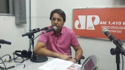 O prefeito Rogério Pascon durante o Jornal da Manhã