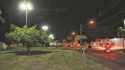 O trecho da Rua 9 que vai da Avenida 23 até a Avenida 29, em frente ao estádio Schmidtão, está com nova iluminação