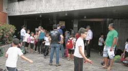 Alunos e pais no portão de entrada da unidade do Sesi local na Avenida M-29, no Jardim Floridiana. Ensino integral será reduzido pela instituição