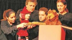 TÉCNICA - Três atores animam o mesmo boneco, conferindo-lhe movimentos precisos