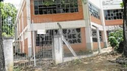 Fachada apresenta vidraças destruídas em um dos antigos prédios da Unesp no Santana