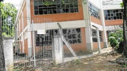 Fachada apresenta vidraças destruídas em um dos antigos prédios da Unesp no Santana