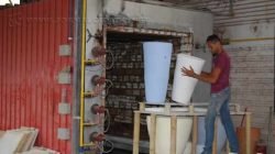 O processo de confecção de um vaso pode parecer simples para muitas pessoas, mas não é, entre a mistura de argilas, as secagens e a pintura final, o trabalho leva cerca de 30 dias