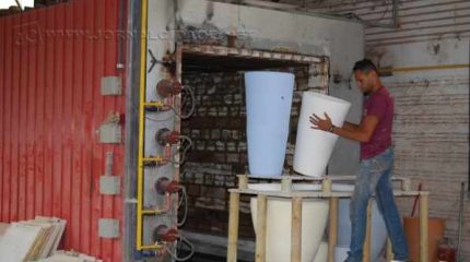 O processo de confecção de um vaso pode parecer simples para muitas pessoas, mas não é, entre a mistura de argilas, as secagens e a pintura final, o trabalho leva cerca de 30 dias