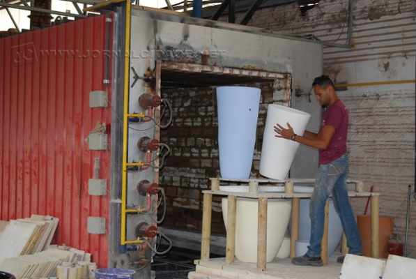 O processo de confecção de um vaso pode parecer simples para muitas pessoas, mas não é, entre a mistura de argilas, as secagens e a pintura final, o trabalho leva cerca de 30 dias