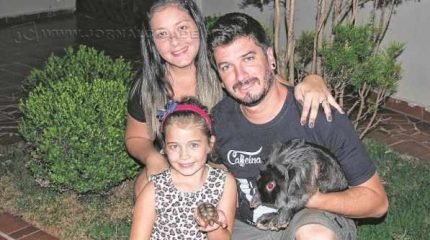 CARINHO - Luiza com os pais Bruno e Marina e seus animais de estimação, Cláudio, o coelho, e Jéssica, sua tartaruga