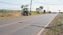 Retirada do mato alto no local aumenta as condições de visibilidade dos motoristas que usam diariamente essa via