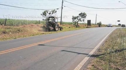 Retirada do mato alto no local aumenta as condições de visibilidade dos motoristas que usam diariamente essa via