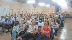 Bancários reunidos no Jardim Público na manhã desta terça-feira (6)