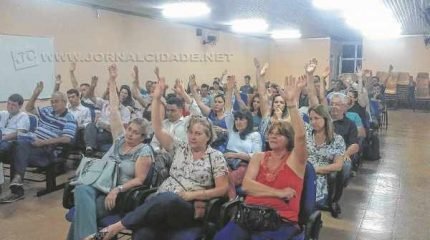 Bancários reunidos no Jardim Público na manhã desta terça-feira (6)