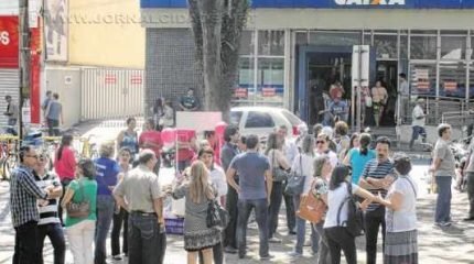 Os bancários se reuniram no Jardim Público no primeiro dia da greve nacional iniciada nessa terça-feira (6)