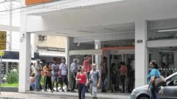 Consumidores aguardam abertura de agência no início da tarde dessa segunda-feira (26)