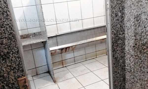 Nesta imagem, cabine do sanitário masculino do Jardim Público não tem porta
