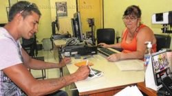 A servidora Valdete Rubin Lopes atende o eleitor Leonardo Alexandre Garcia, que fez a biometria nessa quinta-feira (8)