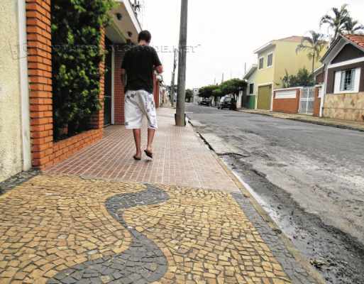 CADA UMA É DE UM JEITO: em várias partes do município, as calçadas trazem revestimentos diferenciados. É um perigo