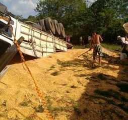 Carga de 37 toneladas de milho tombou na quarta-feira (7) no Jd. Novo I