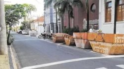 Não é difícil se deparar, pelas ruas da cidade, com diversas caçambas num único quarteirão