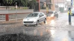 Veículos trafegam na chuva registrada no final da tarde dessa quinta-feira (22). Em meia hora choveu 14 milímetros