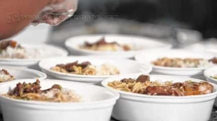 Família produz marmitas e entrega a pessoas em situação de vulnerabilidade; ação teve início no começo do ano e conta com a ajuda de voluntários