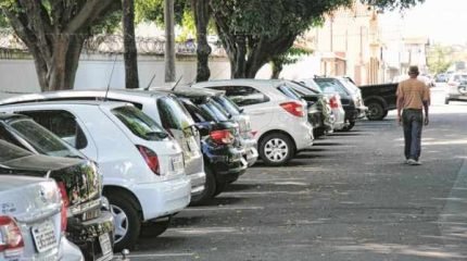 Cemitério Municipal é um dos pontos em Rio Claro em que é frequente a permanência dos flanelinhas. Eles se apresentam aos motoristas para ‘olhar’ o carro