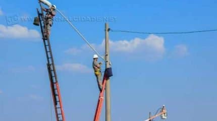 Profissionais fazem a manutenção da iluminação pública de Rio Claro