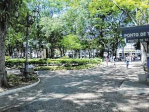 Praças - Há muito tempo que o costume de ir às praças se perdeu. Que tal retomar essa ideia? O Jardim Público, por exemplo, é enorme e o clima proporcionado pelas árvores e plantas ameniza o calor. Em todo bairro há uma praça. Experimente descobrir alguma de uma região diferente de onde você mora.