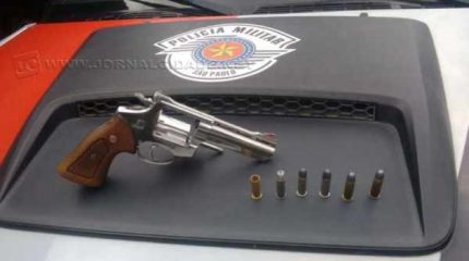 Arma foi apreendida pela polícia