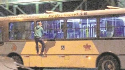 Jovens fazem tumulto nas noites de sábado no terminal urbano na antiga Estação Ferroviária. Imagens foram gravadas pelas câmeras dos ônibus do transporte coletivo (Reprodução vídeo)