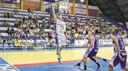 Eric Tatu comemora cesta com a torcida no Felipão em partida na qual o time da casa não conseguiu vencer o São José
