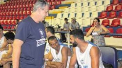 O técnico Marcelo Tamião conversa com atletas durante evento realizado no Felipão na sexta-feira, dia 30 de outubro