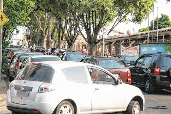 Para resolver problema em cruzamento, prefeitura sinaliza para implantação de radares móveis na Av. 5 com a Rua 12