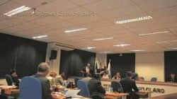 Vereadores da Cidade Azul apreciaram treze projetos durante a reunião da última segunda-feira, que foi tensa, mas silenciosa