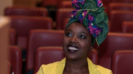 Kizie luta pela valorização da mulher e pela representação da cultura afro em todos os segmentos e utiliza lindos turbantes