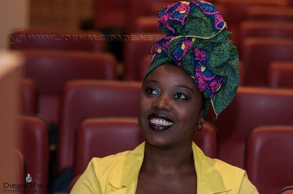 Kizie luta pela valorização da mulher e pela representação da cultura afro em todos os segmentos e utiliza lindos turbantes